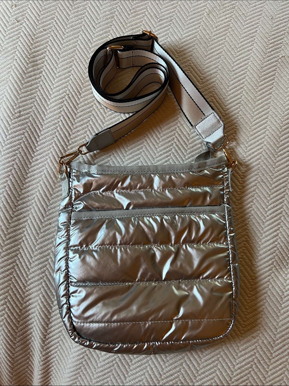 Wanderer 2.0 Crossbody Bag in silver - Picture 2 of 4